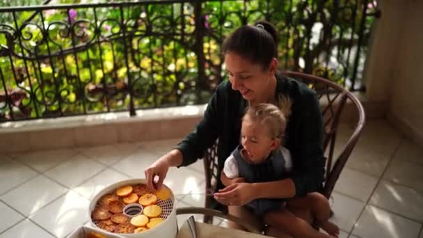 Mom Little Girl Her Knees Lays Out Pieces Persimmon Tray — Vídeo de Stock