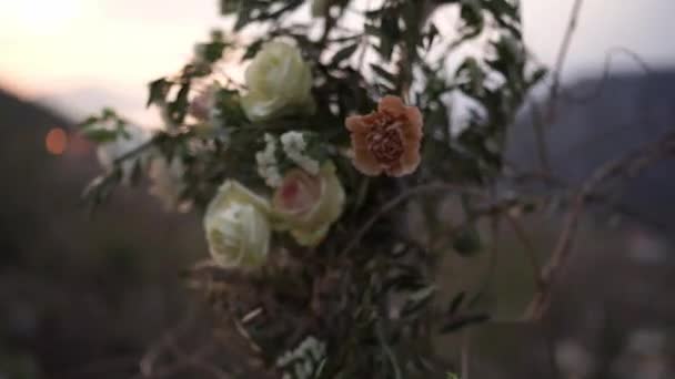 Sarmaş Dolaş Çiçeklerden Yapılmış Bir Düğün Kemeri Parçası Yakın Plan — Stok video