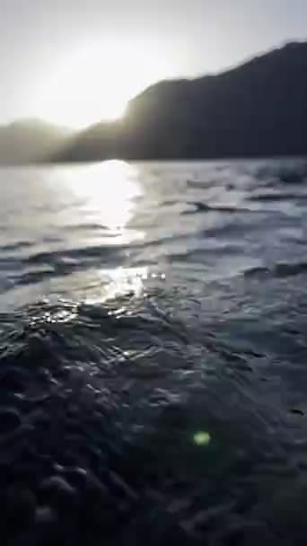Vor Der Kulisse Der Berge Wälzen Sich Die Meereswellen Übereinander — Stockvideo