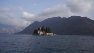 Denizden St. George adasına, dağların arka planına bakın. Karadağ. Yüksek kaliteli FullHD görüntüler
