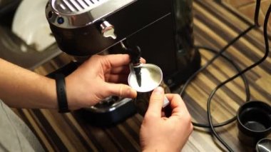 Barmen kahve makinesiyle sütü köpürtüp köpürtüyor. Yüksek kalite 4k görüntü