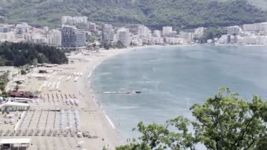 Sahilde güneş pansiyonları ve Budva 'da yeni oteller. Karadağ. Yüksek kalite 4k görüntü