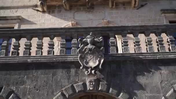 古老的石制纹章装饰在阳台上 阳台上有一座古老建筑的栏杆 优质Fullhd影片 — 图库视频影像
