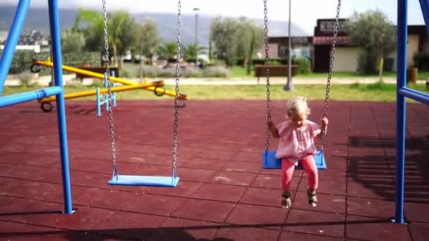 Küçük Kız Salıncaktan Atlıyor Oyun Parkında Koşuyor Yüksek Kalite Görüntü — Stok video