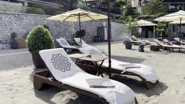 Las Tumbonas Marca Con Logotipos Hotel Encuentran Playa Leyenda Dukley — Vídeo de stock