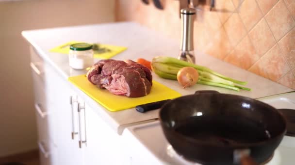 Sartén Para Cocinar Rosbif Calienta Una Estufa Junto Carne Cruda — Vídeos de Stock