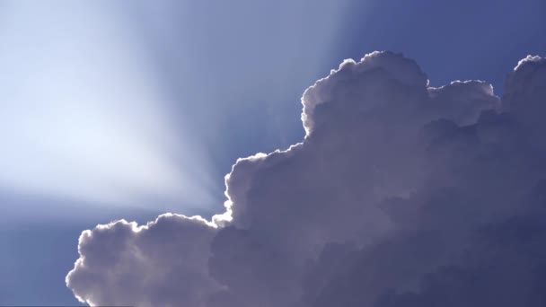 太阳光穿过巨大的积雨云 高质量的4K镜头 — 图库视频影像