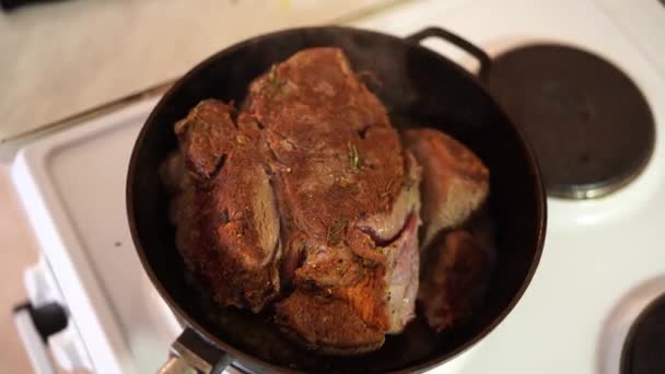 Carne Assada Está Cozinhando Uma Frigideira Durante Culinária Imagens Alta — Vídeo de Stock