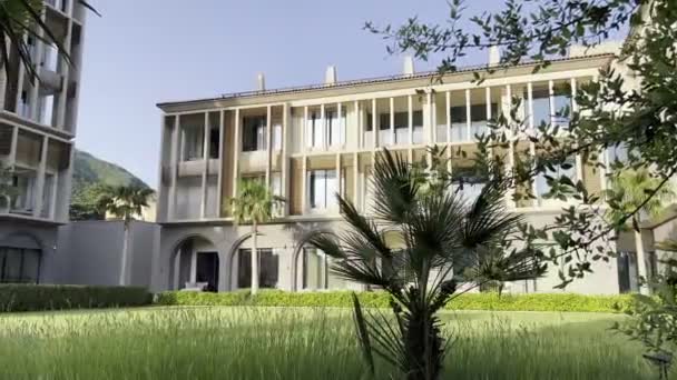 Palmiye Ağaçları Modern Bir Otelin Bahçesinde Terasları Sütunları Olan Bir — Stok video