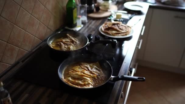 Pancakes Orange Sauce Steaming Pans Stove High Quality Footage — Videoclip de stoc