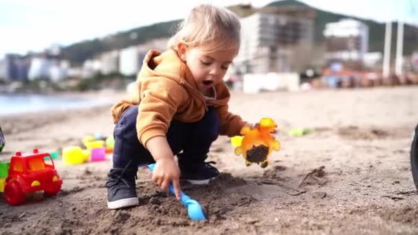 Little Girl Digs Sand Beach Toy Shovel High Quality Footage — Video Stock