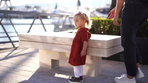 Mom Sits Bench Pier Puts Little Girl High Quality Footage — Vídeo de Stock