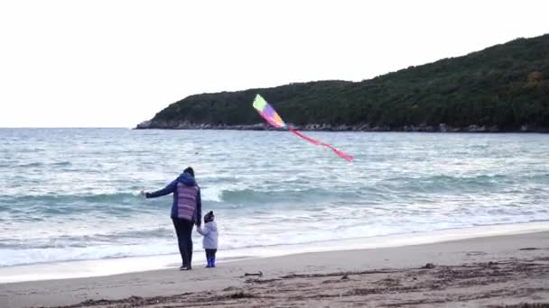 Mom Little Girl Standing Beach Sea Kite Hands High Quality — Video