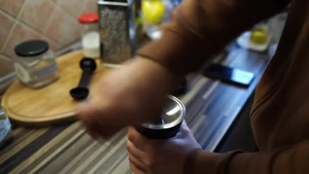 Barista Kahve Çekirdeklerini Öğütüp Manuel Kahve Öğütücüsünde Öğütüyor Yüksek Kalite — Stok video
