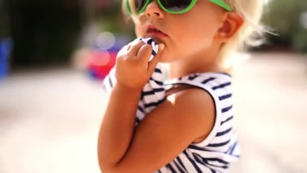Little Girl Sunglasses Turns Babbles High Quality Footage — Vídeo de Stock