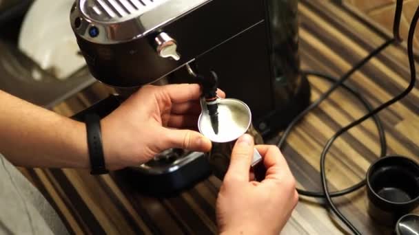 Μπάρμαν Αφρίζον Γάλα Κανάτα Αφρόγαλα Καφετιέρας Υψηλής Ποιότητας Πλάνα — Αρχείο Βίντεο
