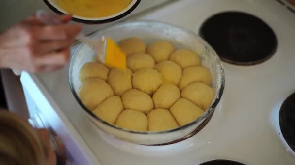 家庭主妇用刷子把馅饼用蛋黄抹在碗里 高质量的4K镜头 — 图库视频影像