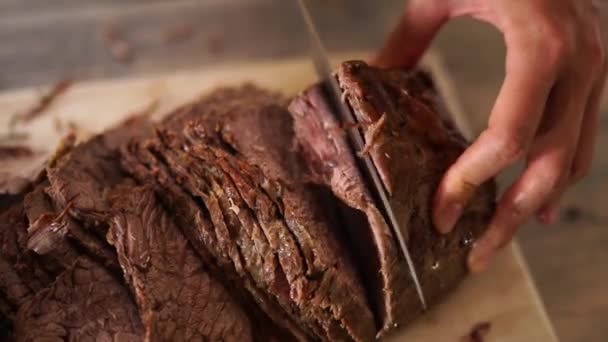Female Hands Cut Roast Beef Thin Slices Large Knife Table — Stockvideo