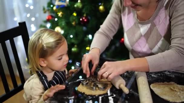 Μαμά Δείχνει Ένα Κοριτσάκι Πώς Κόβει Μπισκότα Από Ζύμη Κόφτες — Αρχείο Βίντεο