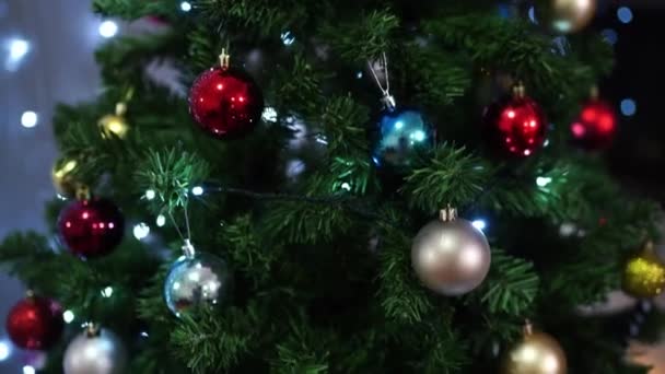 Рождественская Елка Украшена Блестящими Шарами Светящимися Гирляндами Высококачественные Кадры — стоковое видео