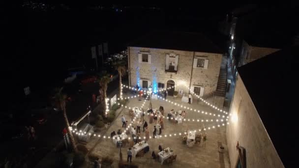 Φωτεινές Γιρλάντες Φωτίζουν Γαμήλια Γιορτή Στην Αυλή Του Σπιτιού Κηφήνας — Αρχείο Βίντεο