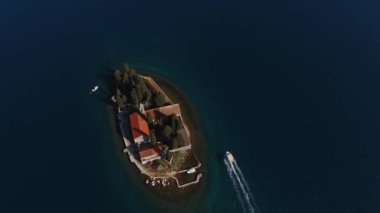 Kotor Körfezi 'ndeki St. George Adası. Üst Manzara. Yüksek kalite 4k görüntü