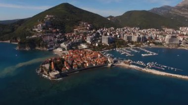 Budva 'nın eski bölümünün havadan görünüşü modern binaların arka planına karşı. Karadağ. Yüksek kalite 4k görüntü