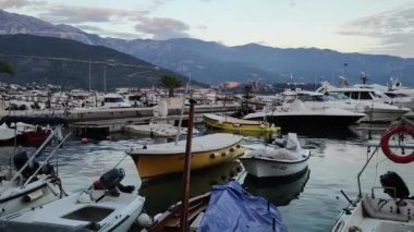Marina, dağların eteklerindeki denizde demirli tekne ve yatlarla. Yüksek kaliteli FullHD görüntüler