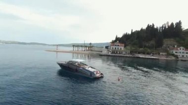 Dağ kıyısına yakın deniz boyunca yelken açılır. Yüksek kalite 4k görüntü
