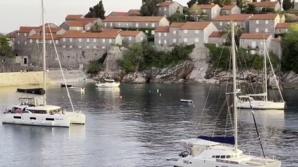 Vertäute Boote Und Katamarane Der Nähe Der Insel Sveti Stefan — Stockvideo