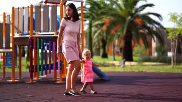 Menina Cai Playground Perto Sua Mãe Que Pega Imagens Alta — Vídeo de Stock
