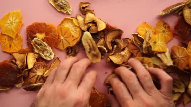 Männliche Hände Harken Einen Haufen Gehackter Trockenfrüchte Form Eines Runden — Stockvideo