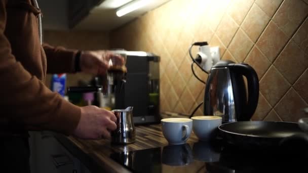 Barmen Bir Bardak Kahveye Süt Döker Masanın Üzerine Döker Yüksek — Stok video