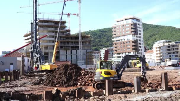 Escavadeira Cava Chão Com Balde Local Construção Lado Motorista Pilha — Vídeo de Stock
