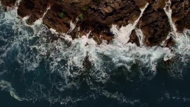 Ondas Mar Rolam Espuma Branca Rocha Drone Imagens Alta Qualidade — Vídeo de Stock