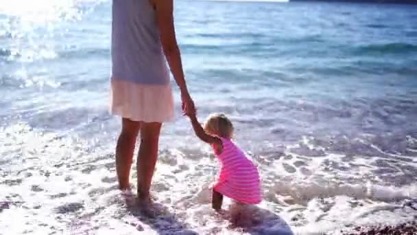Mom Little Girl Stand Holding Hands Sea Splash Feet High — Stok Video