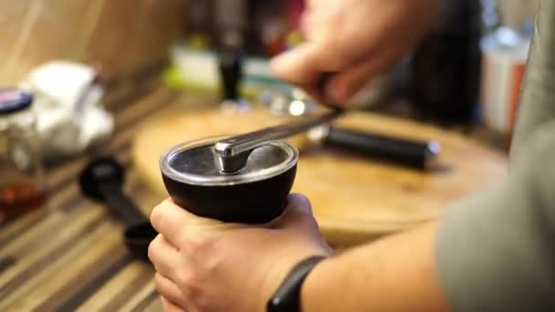 Mens Maalt Koffie Een Handmatige Koffiemolen Door Het Handvat Draaien — Stockvideo
