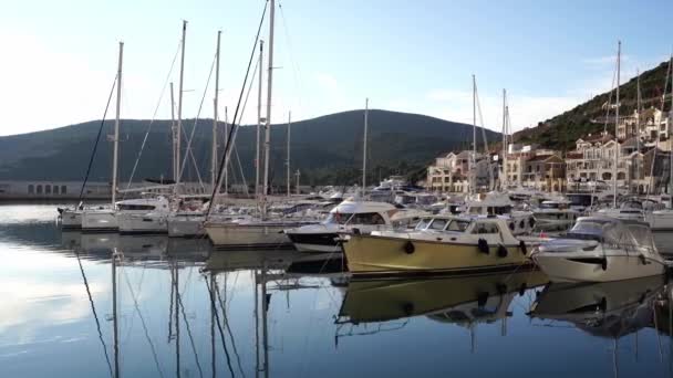 Sailing Yachts Stand Pier Modern Mansions Backdrop Mountains High Quality — Video Stock