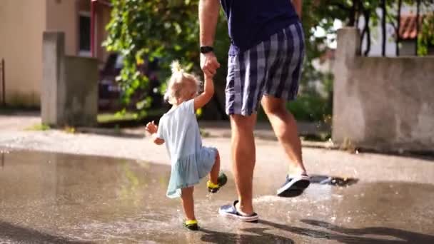 Κοριτσάκι Τον Πατέρα Της Περπατάει Και Πηδάει Μέσα Από Τις — Αρχείο Βίντεο