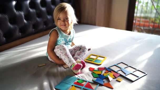 Little Girl Playing Cardboard Puzzles While Sitting Bed High Quality — Stockvideo