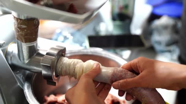Μάγειρας Φτιάχνει Λουκάνικα Ηλεκτρικό Μύλο Κρέατος Υψηλής Ποιότητας Πλάνα — Αρχείο Βίντεο