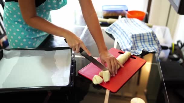 Шеф Повар Режет Свернутое Тесто Ножом Куски Изготовления Булочек Высококачественные — стоковое видео