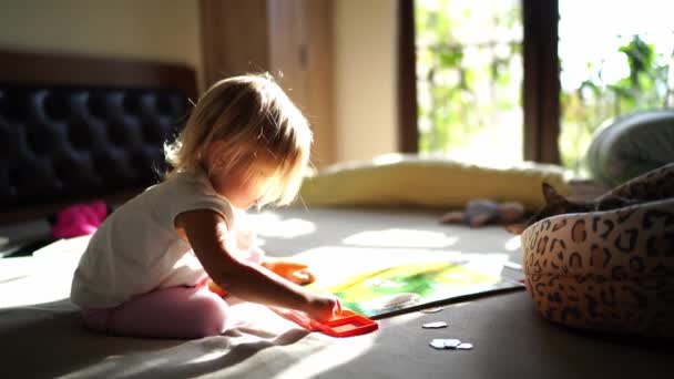 Маленька Дівчинка Сидить Ліжку Кладе Шматочки Головоломки Кишеню Книгу Високоякісні — стокове відео