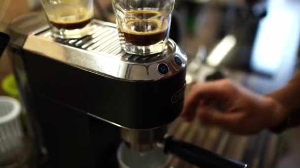 Barista Kahve Makinesini Açar Bir Fincan Kahve Koyar Yüksek Kalite — Stok video