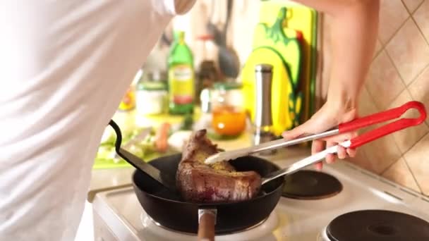 Woman Turns Roast Beef Its Side Spatula Tongs Frying Pan — Vídeos de Stock