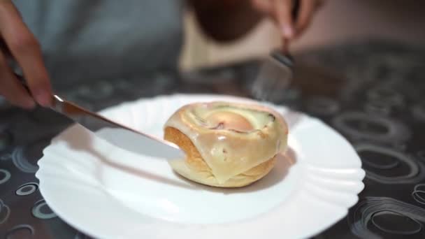 Woman Cuts Bun Egg Bacon Topped Cheese High Quality Footage — Vídeos de Stock