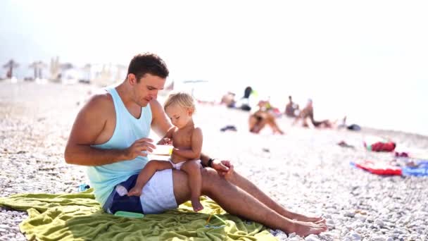 Dad Little Girl His Arms Sits Beach Eats Porridge Spoon — Stock videók