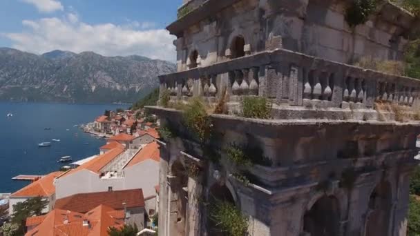 Campanario Alto Con Ventanas Arqueadas Iglesia San Nicolás Perast Montenegro — Vídeos de Stock