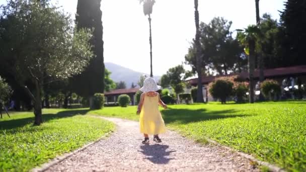 Little Girl Panama Hat Walks Gravel Path Park High Quality — Stockvideo