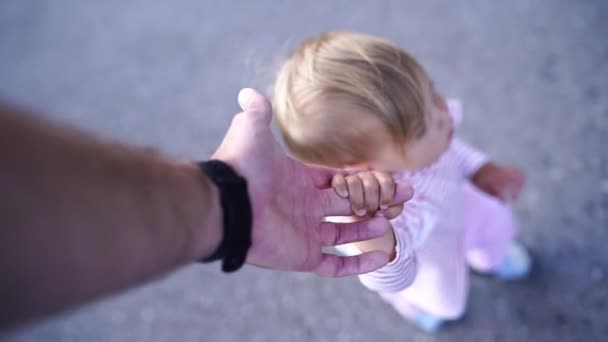 Criança Pequena Aprende Andar Segurando Dedo Pai Imagens Fullhd Alta — Vídeo de Stock